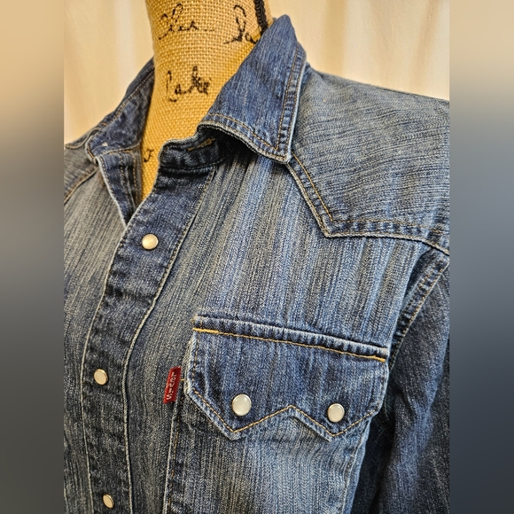 Men’s Levi Button-down Denim Shirt - Picture 3 of 16